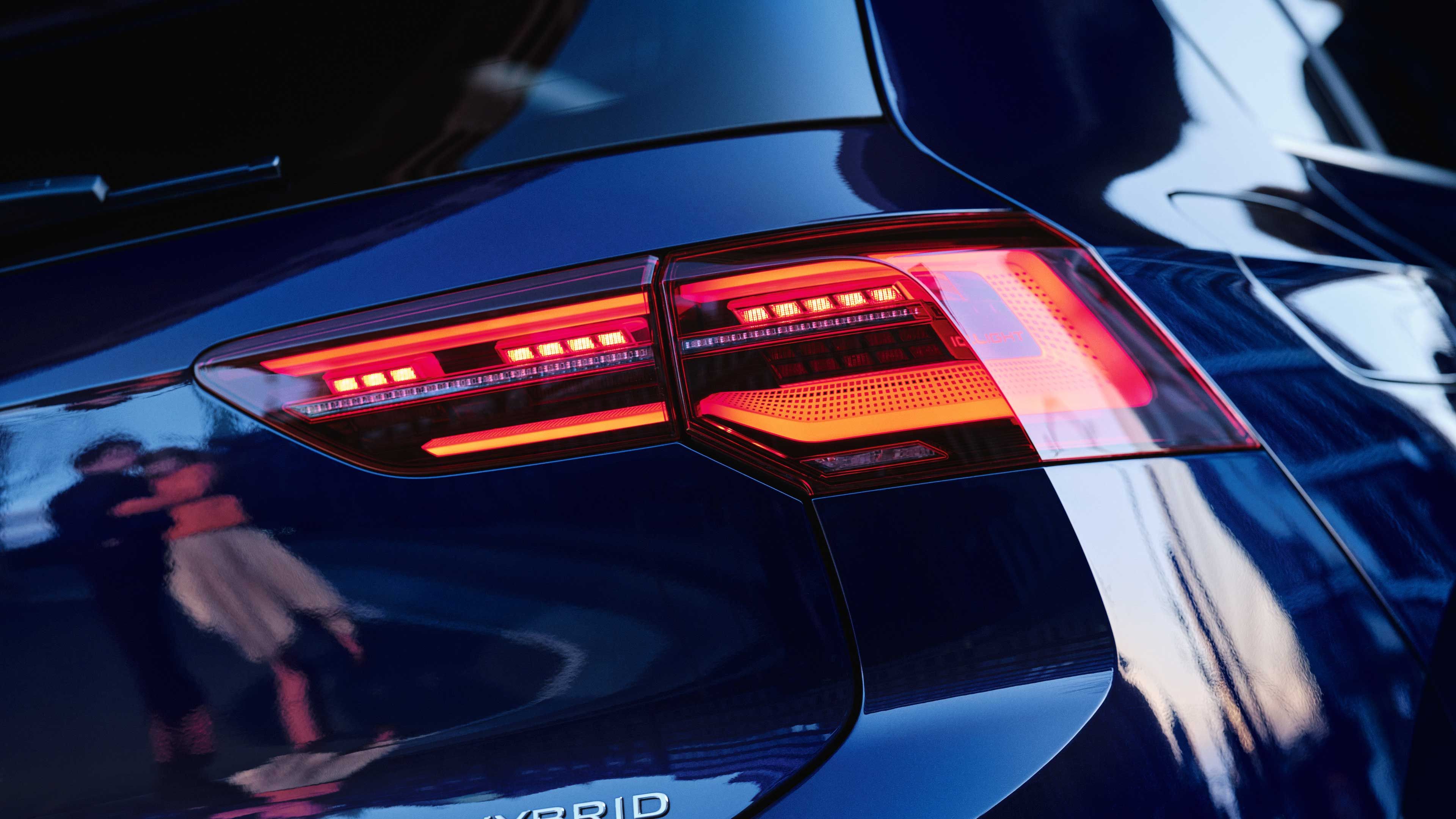 Близък план на задната част на син Volkswagen Golf eHybrid с елегантни LED стоп светлини