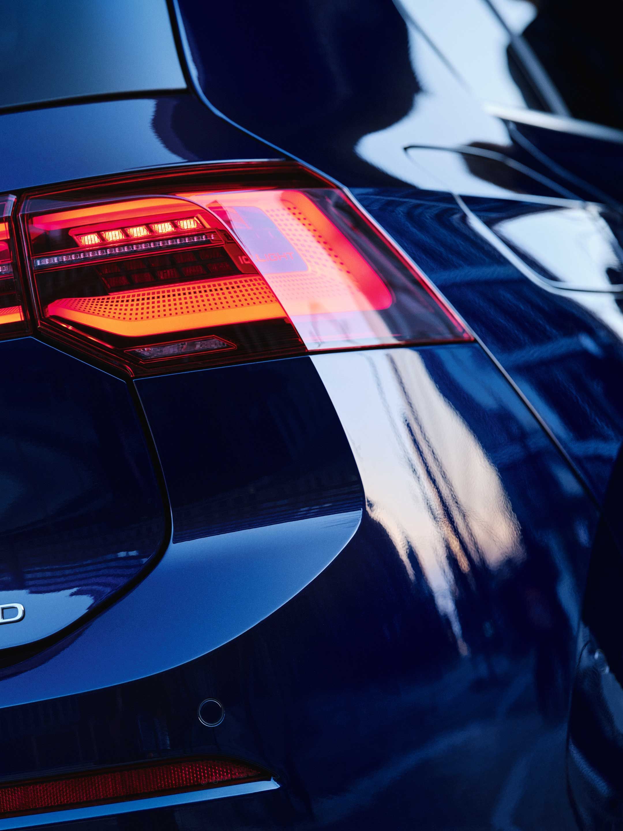Близък план на задната част на син Volkswagen Golf eHybrid с елегантни LED стоп светлини