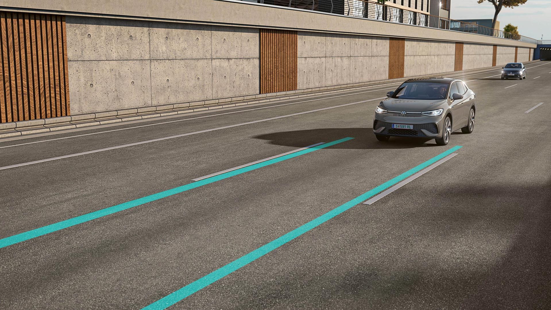 Сив VW ID.5 използва Lane Assist, за да остане в лентата за движение.