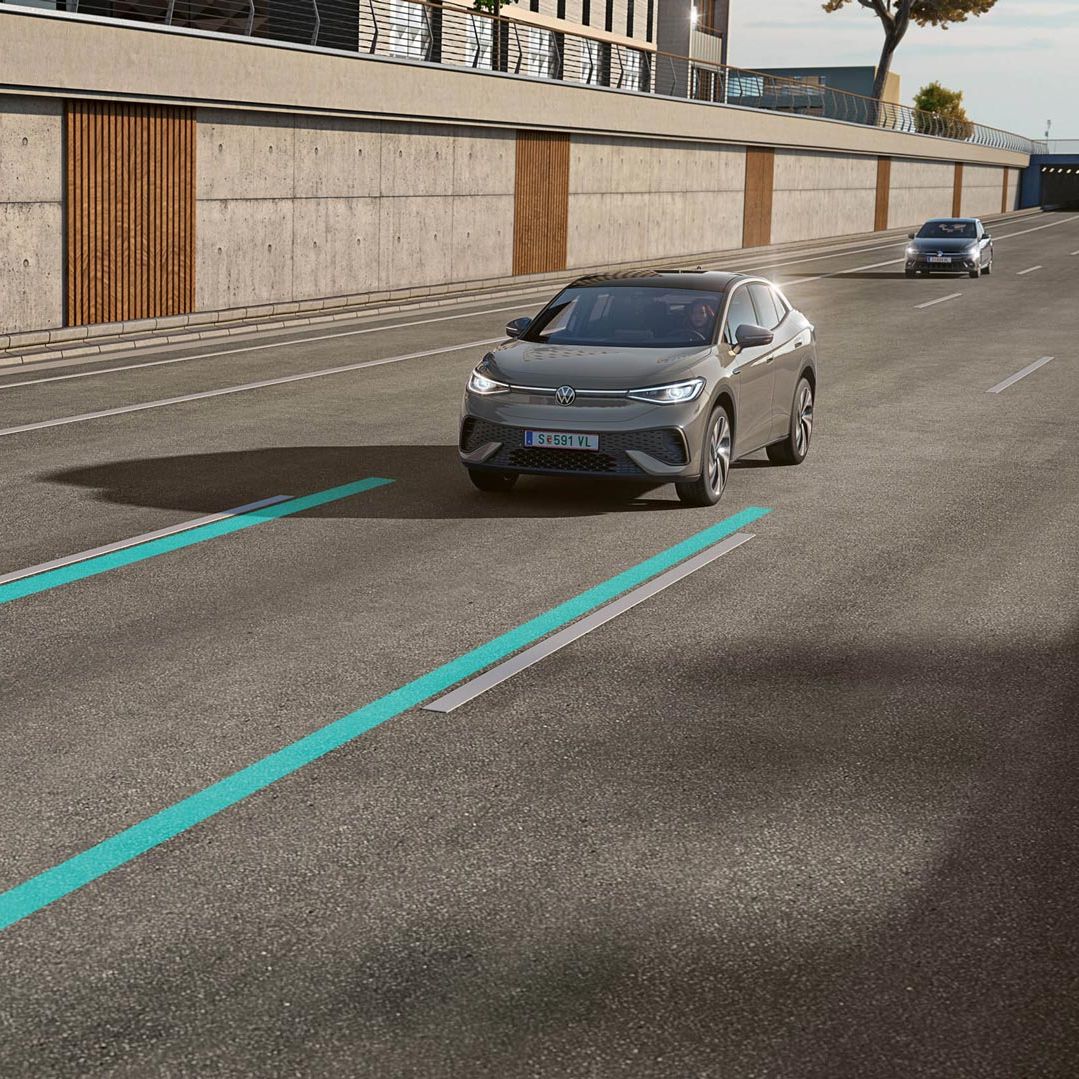 Сив VW ID.5 използва Lane Assist, за да остане в лентата за движение.