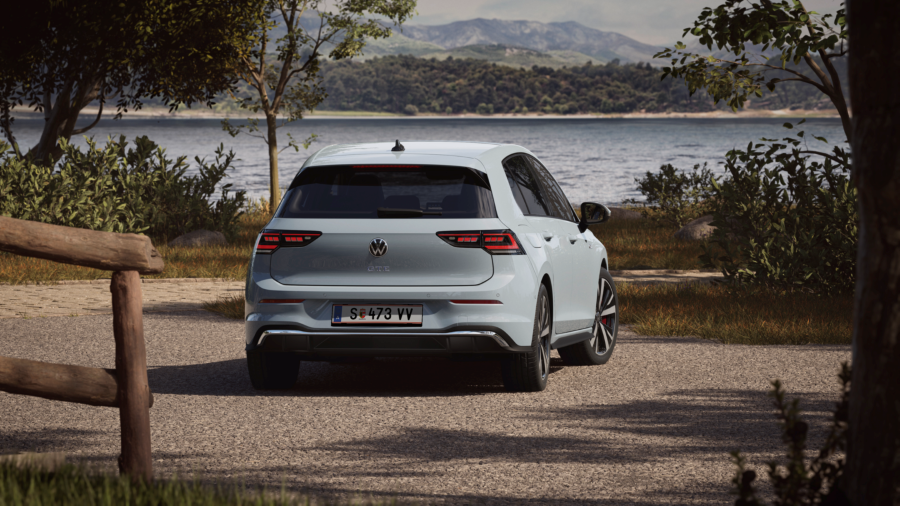 Golf GTE auf Parkplatz, See