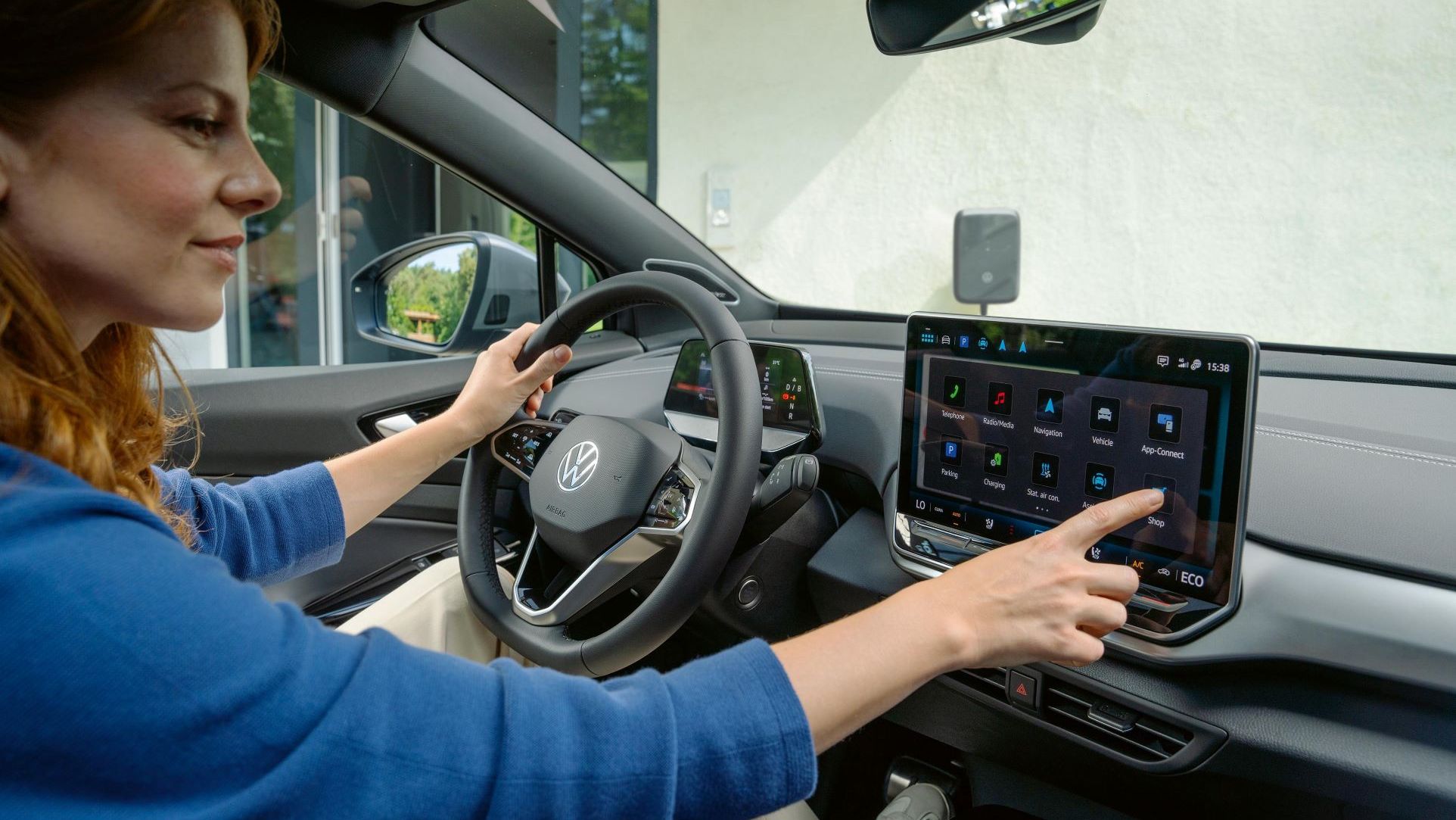 Frau bedient das Infotainment System von einem ID. Modell