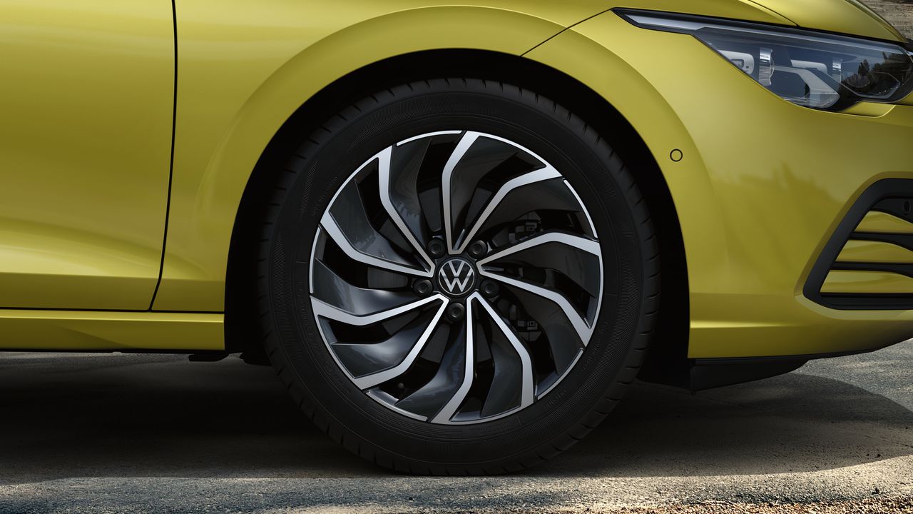 Близък план на предна алуминиева джанта с модерен дизайн на жълт Volkswagen Golf