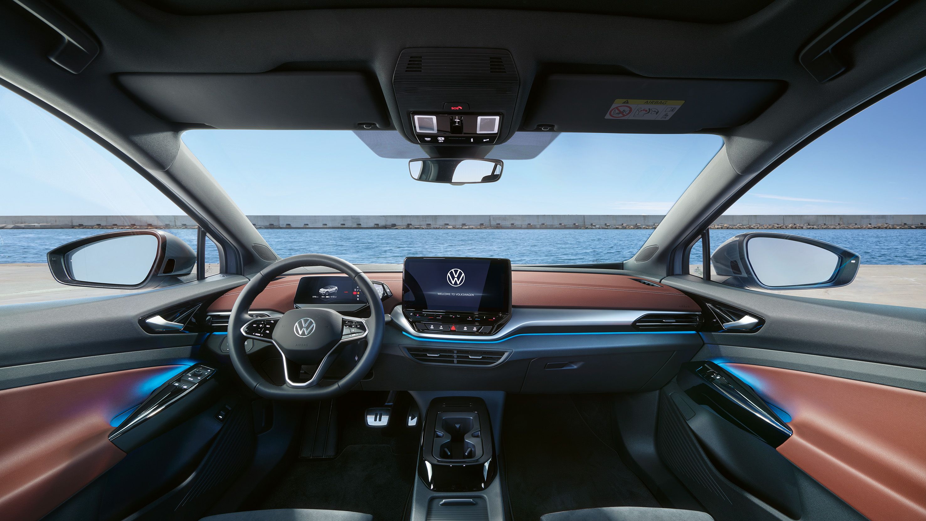 Innenansicht eines VW ID.5, Blick von hinten auf Vordersitze, Lenkrad und Instrumententafel