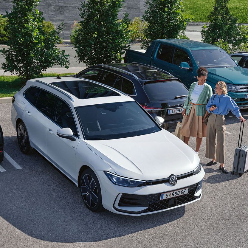 Бял Volkswagen Golf Variant паркиран до търговски обект