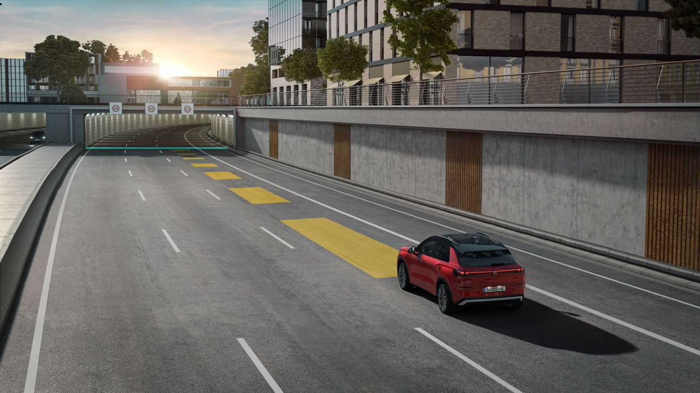 Червен Volkswagen ID.5 на градска магистрала с активирана предиктивна система за автопилот (Predictive Cruise Control)