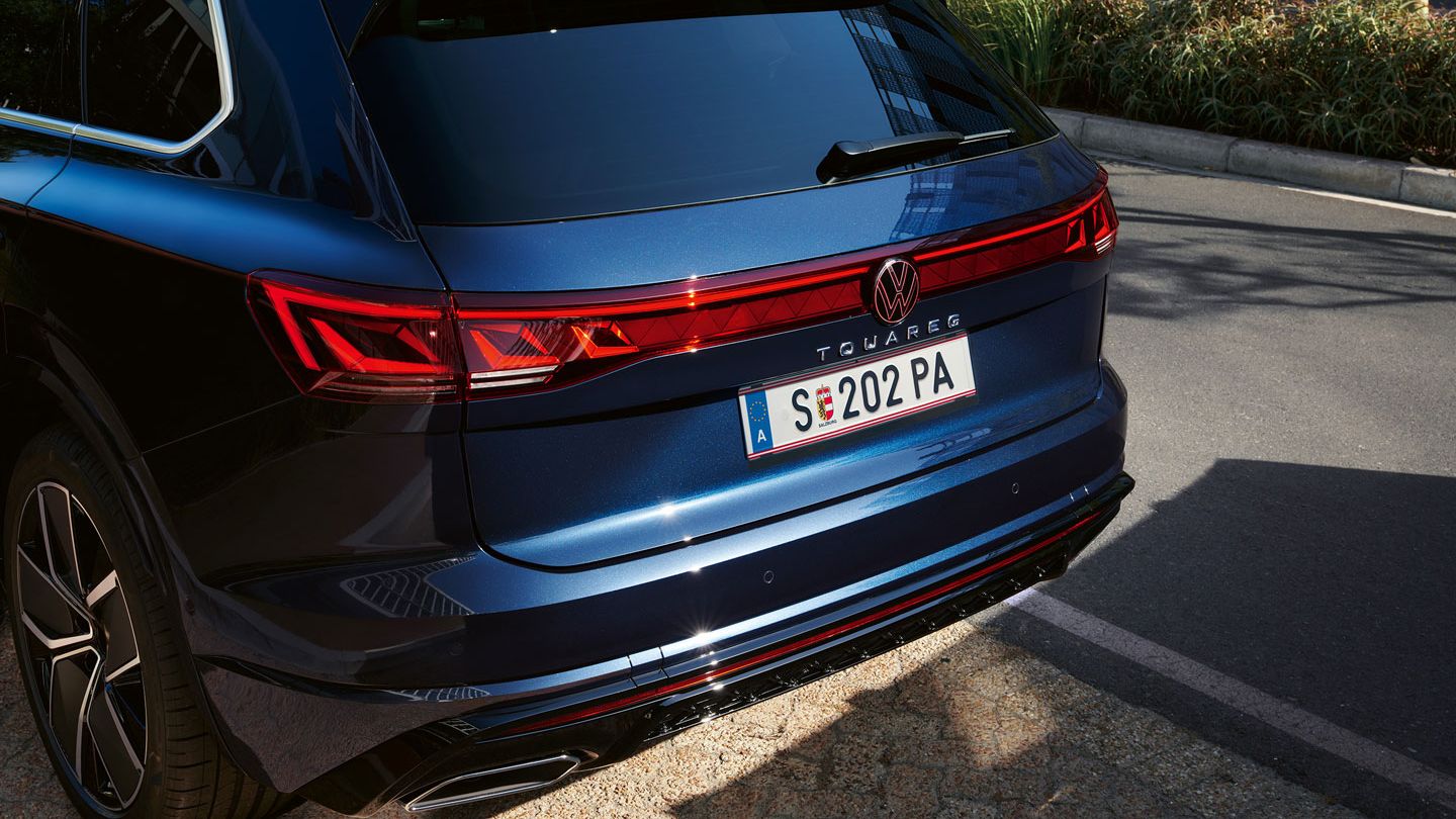 Изглед отзад на VW Touareg R-Line с LED задни светлини, светлинна лента и светеща емблема на VW.