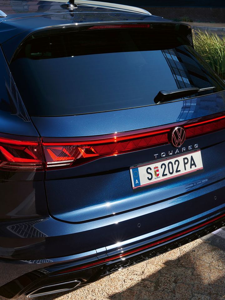 Изглед отзад на VW Touareg R-Line с LED задни светлини, светлинна лента и светеща емблема на VW.
