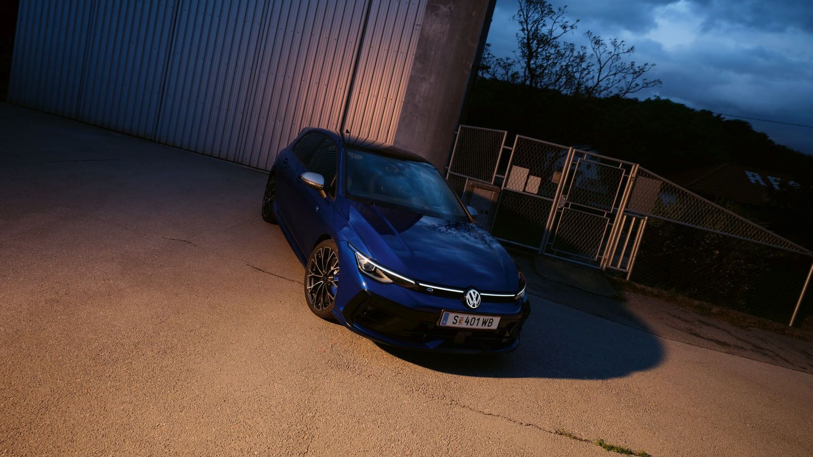 Golf R parkt schräg vor einer Halle