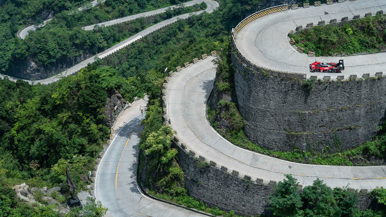 Рекордният опит на Volkswagen ID.R в планината Тянмън в Китай.