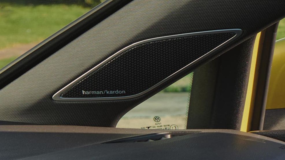 Детайлен изглед на високоговорител Harman Kardon, вграден в колонката на Volkswagen Golf