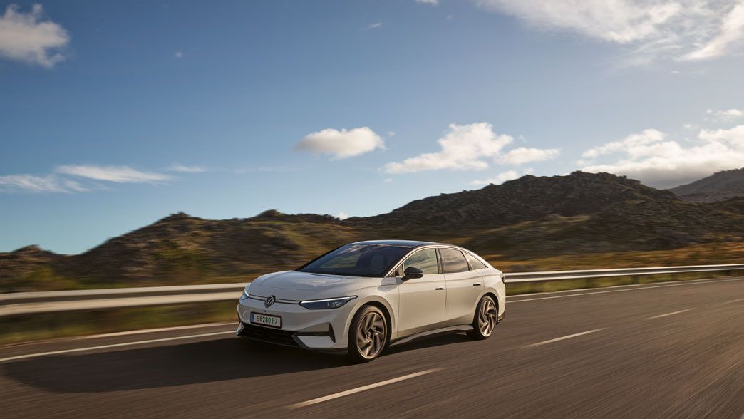 Червен на цвят VW ID.5 GTX се движи по планински път