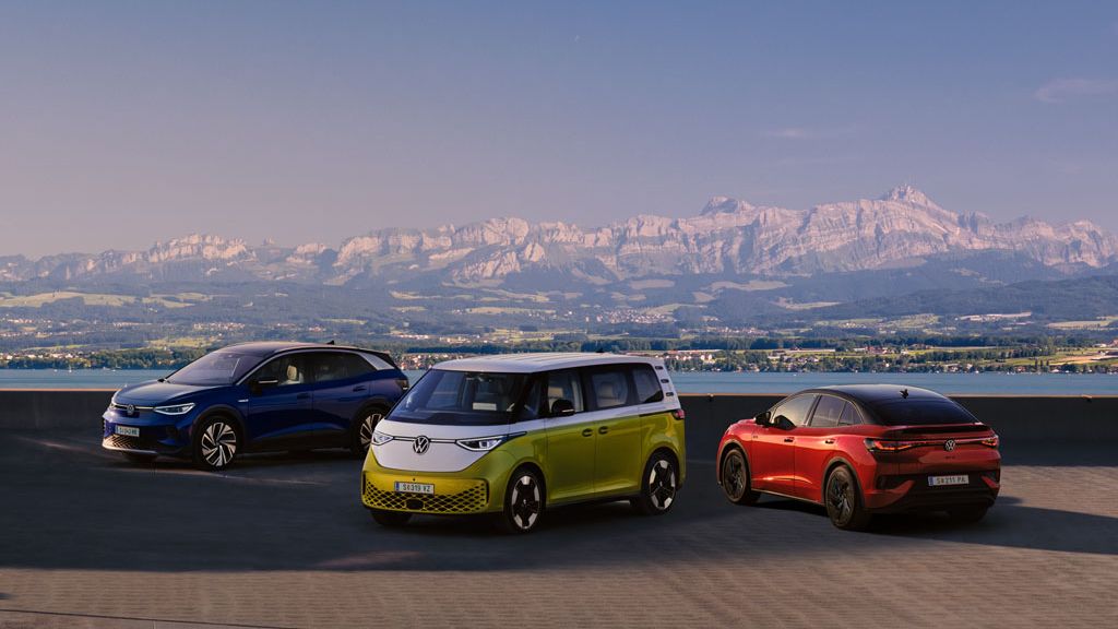 VW ID.4 в синьо, VW ID.Buzz в жълто и VW ID.5 в червено