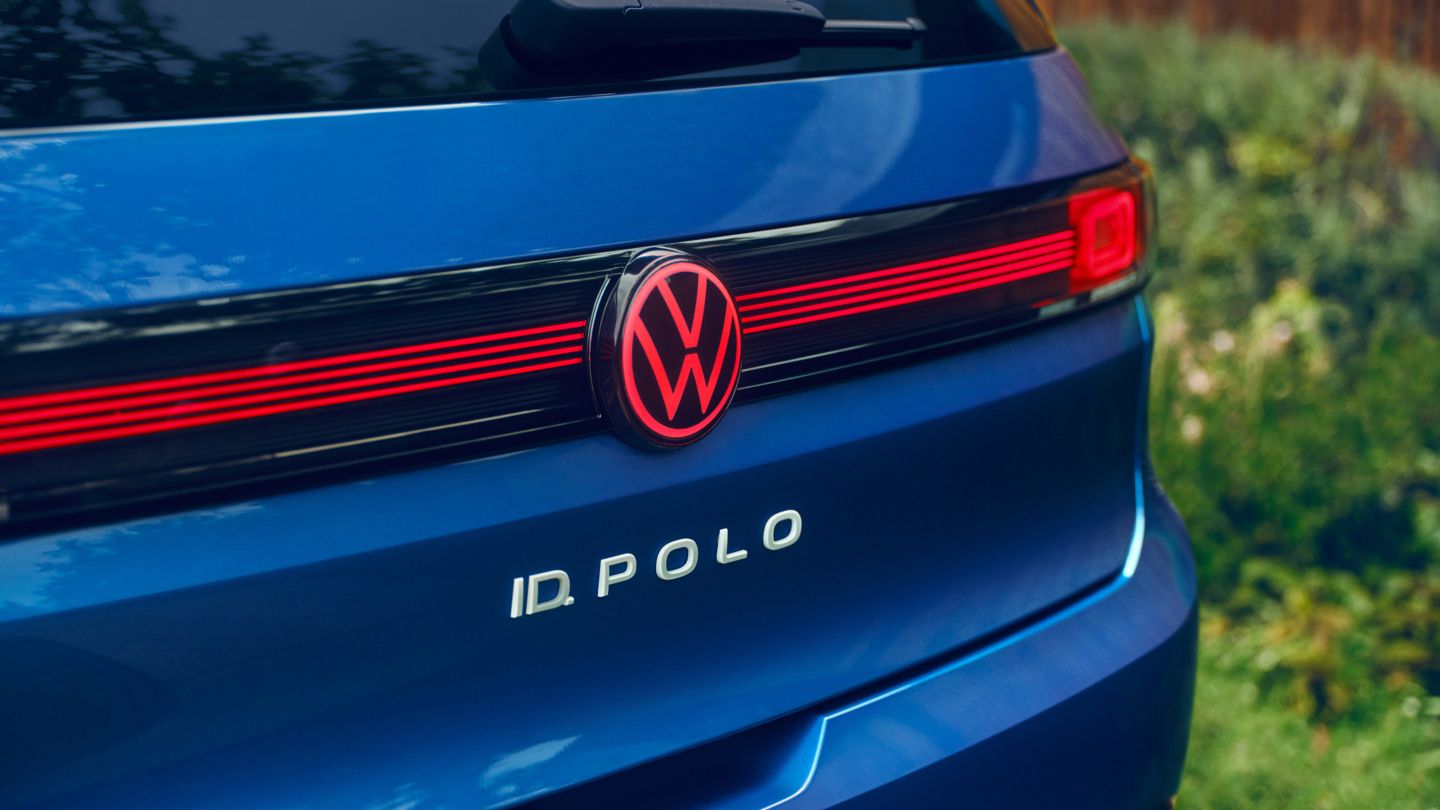 LED задни светлини с осветено лого на Volkswagen с син VW ID. Стил Поло.
