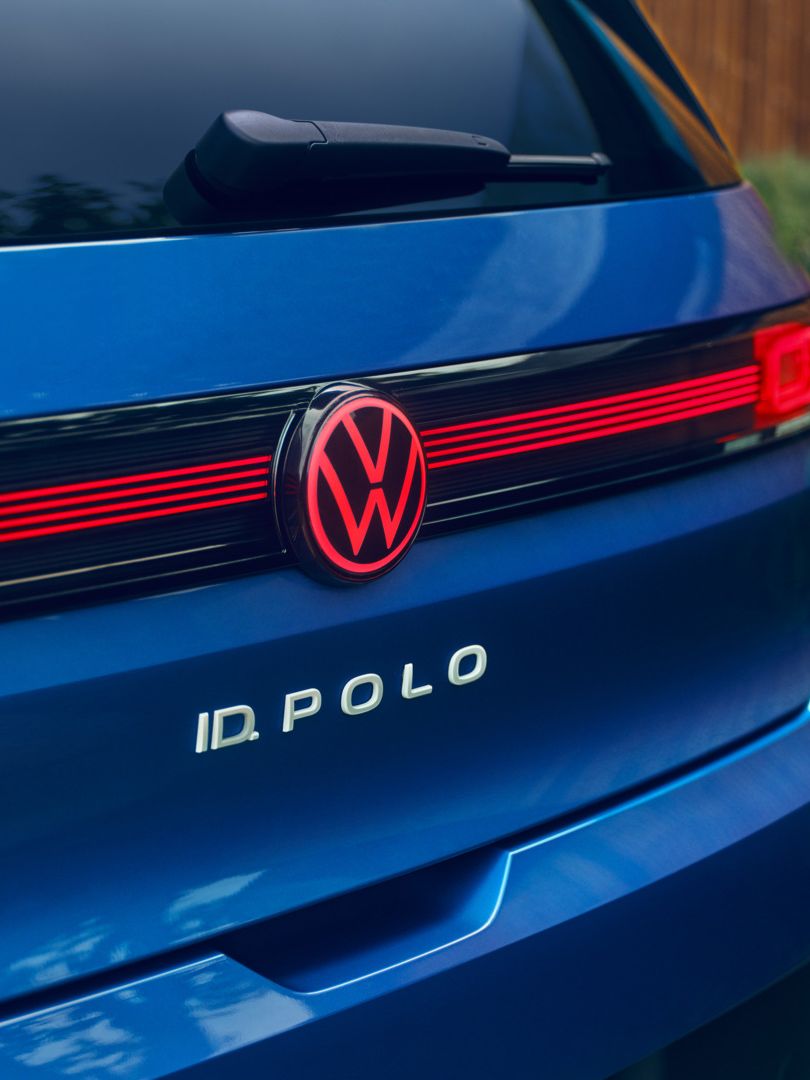 LED задни светлини с осветено лого на Volkswagen с син VW ID. Стил Поло.