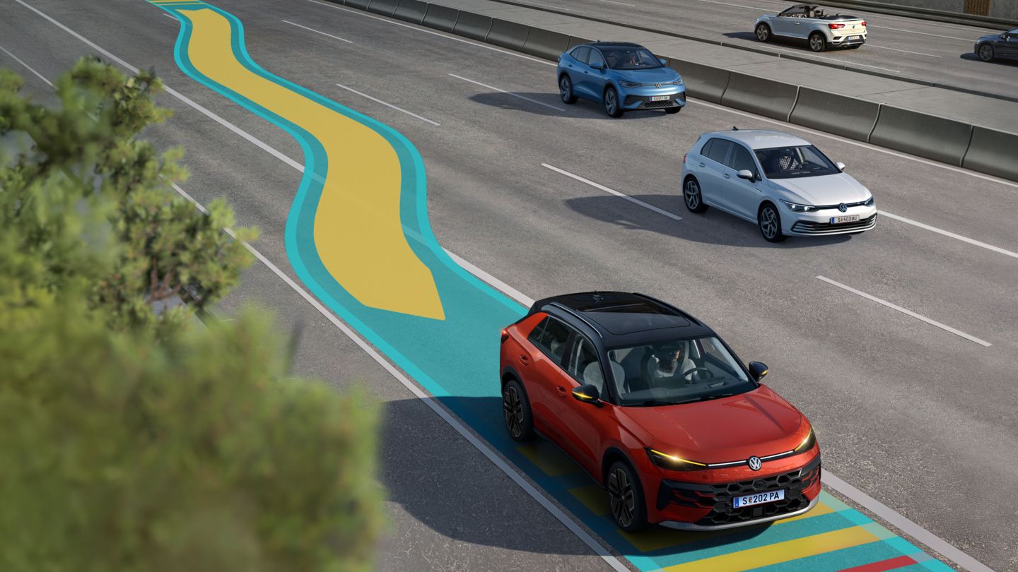Червен Volkswagen ID.5 на магистрала с активирана система Travel Assist за подпомагане на дълги пътувания