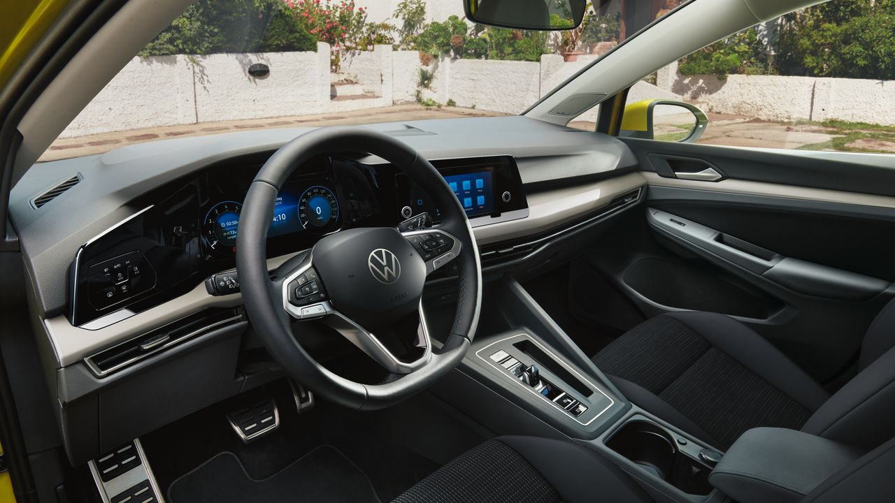 Модерен интериор на Volkswagen Golf с дигитален кокпит, мултифункционален волан и централен сензорен дисплей