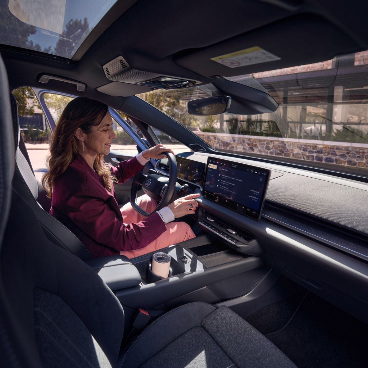 Жена избира онлайн функция на централния дисплей на VW ID.3 Neo