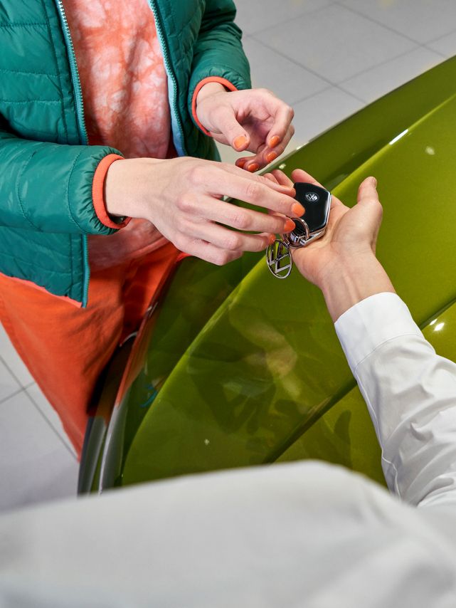 Volkswagen Service-Techniker bei der Schlüsselübergabe