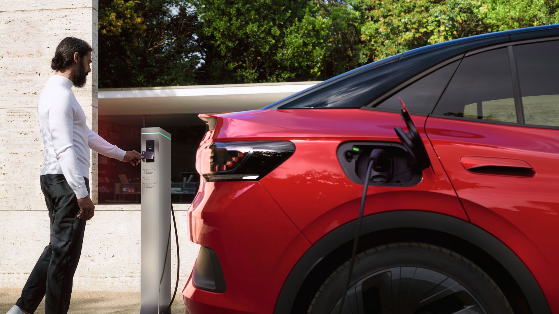 Mann lädt sein Elelktroauto VW ID.5 GTX mit We Charge