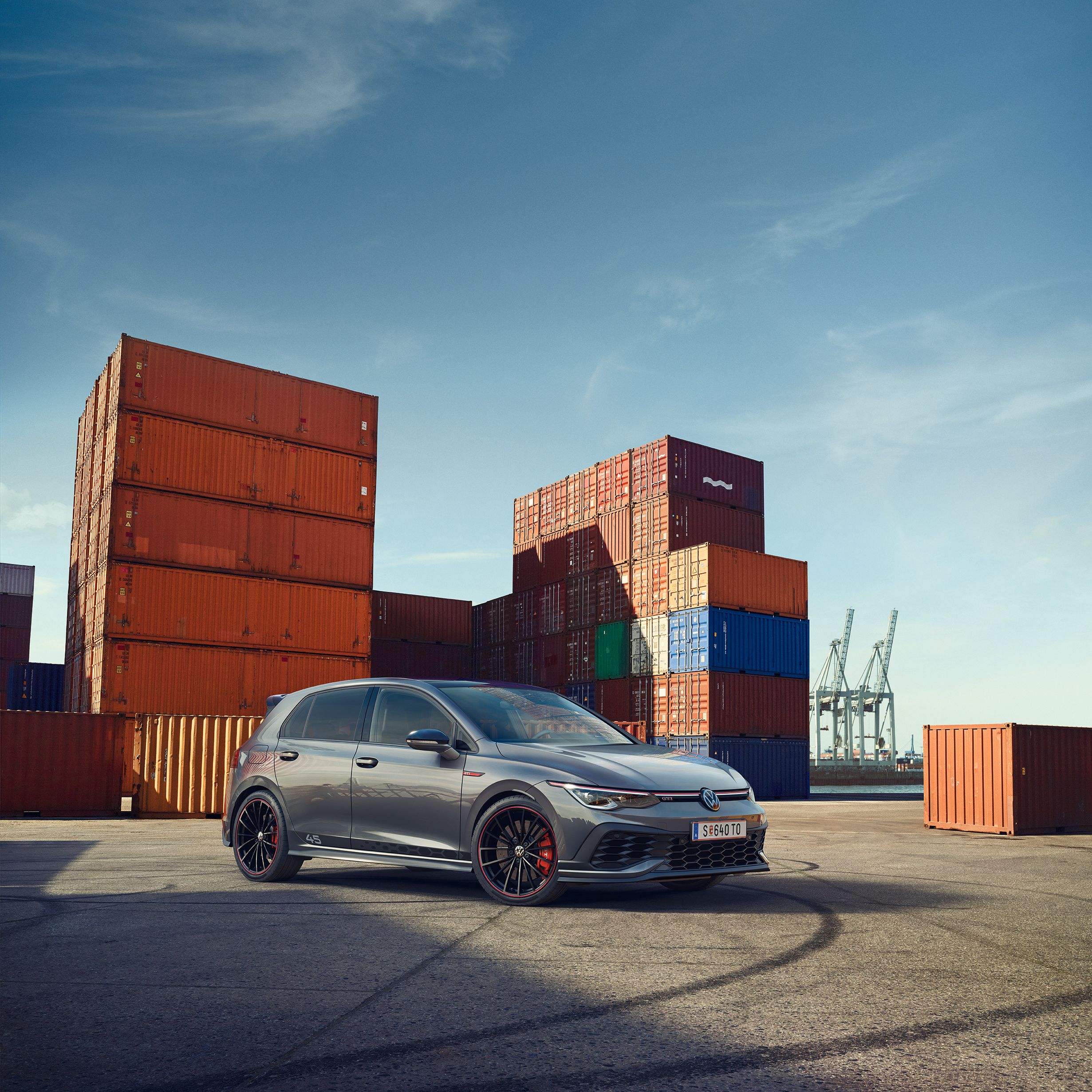 Volkswagen Golf GTI Clubsport пред пристанищни контейнери