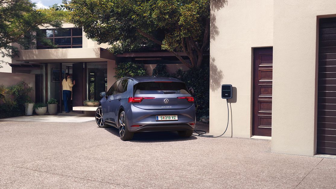 Син VW ID.3 Neo се втурва към стенна кутия пред еднофамилна къща
