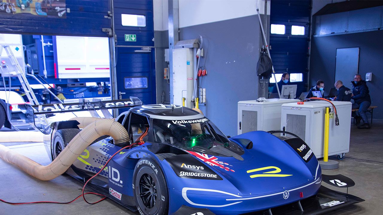 Volkswagen ID.R при зареждане на станцията на пистата Нюрбургринг