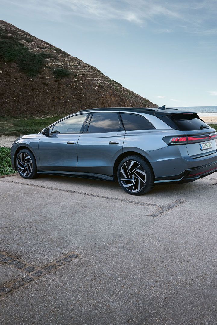 Seiten- und Heckansicht eines grau-blauen VW ID.7 Tourer