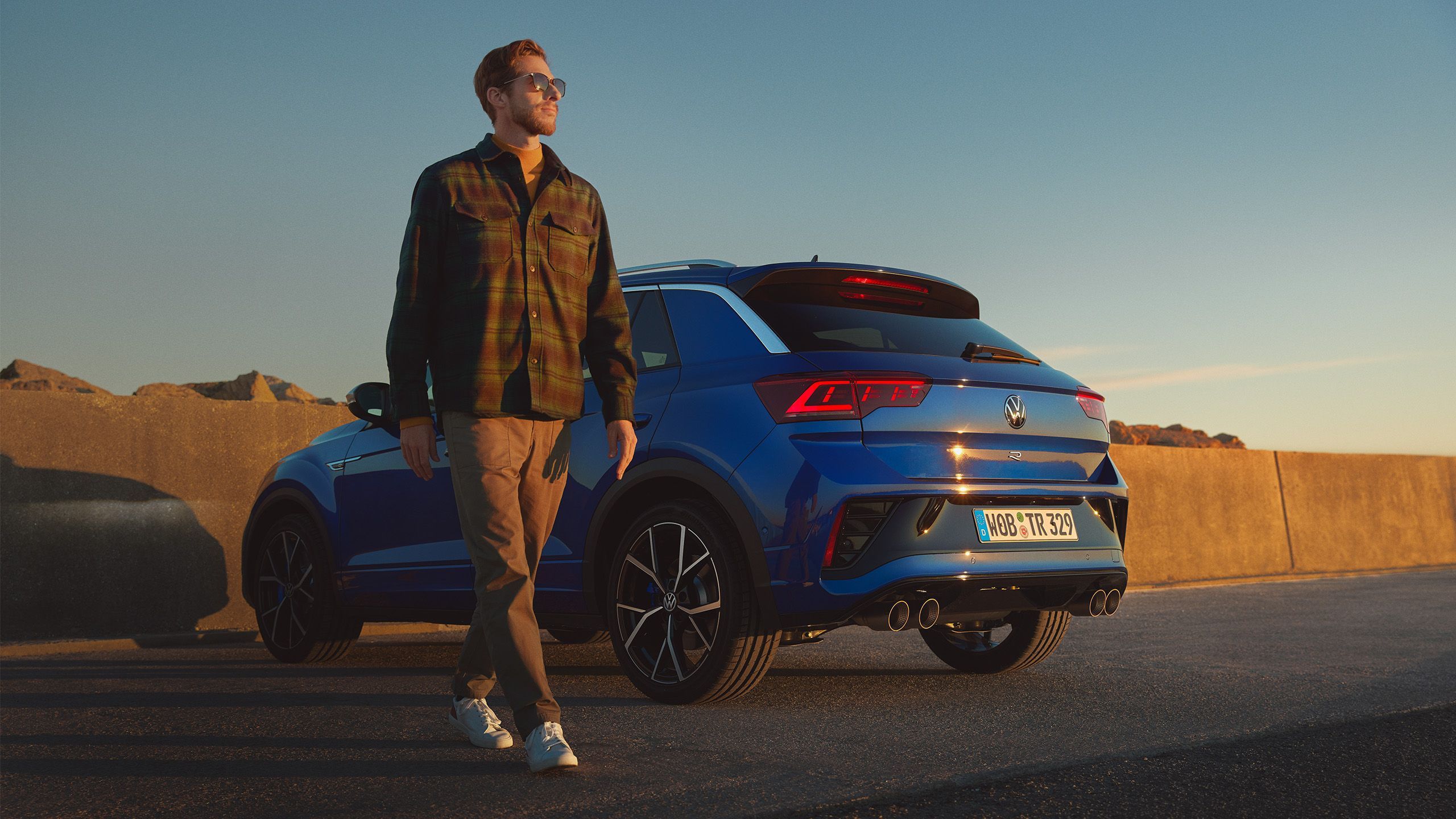 Мъж преминава покрай VW T-Roc R