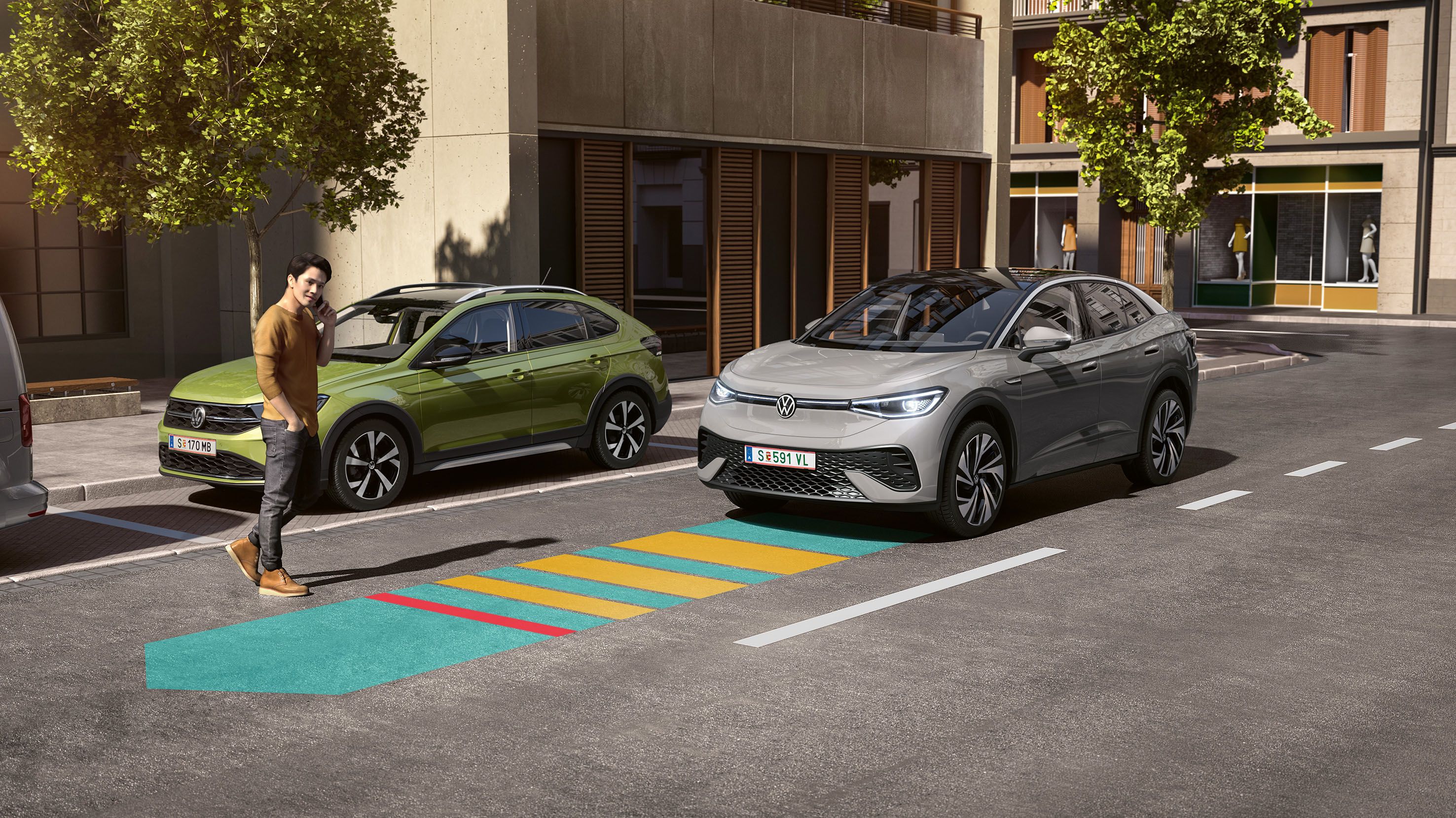 Сив Volkswagen ID.5 открива пешеходец с помощта на асистираща система в градска среда