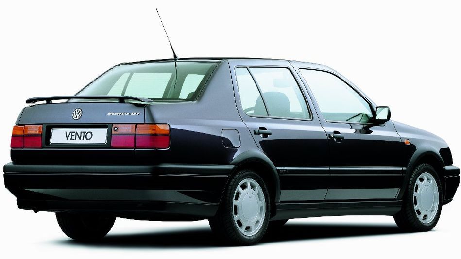 Черен Volkswagen Vento GT, изглед отзад и встрани, със спойлер на багажника и характерен дизайн от 90-те години
