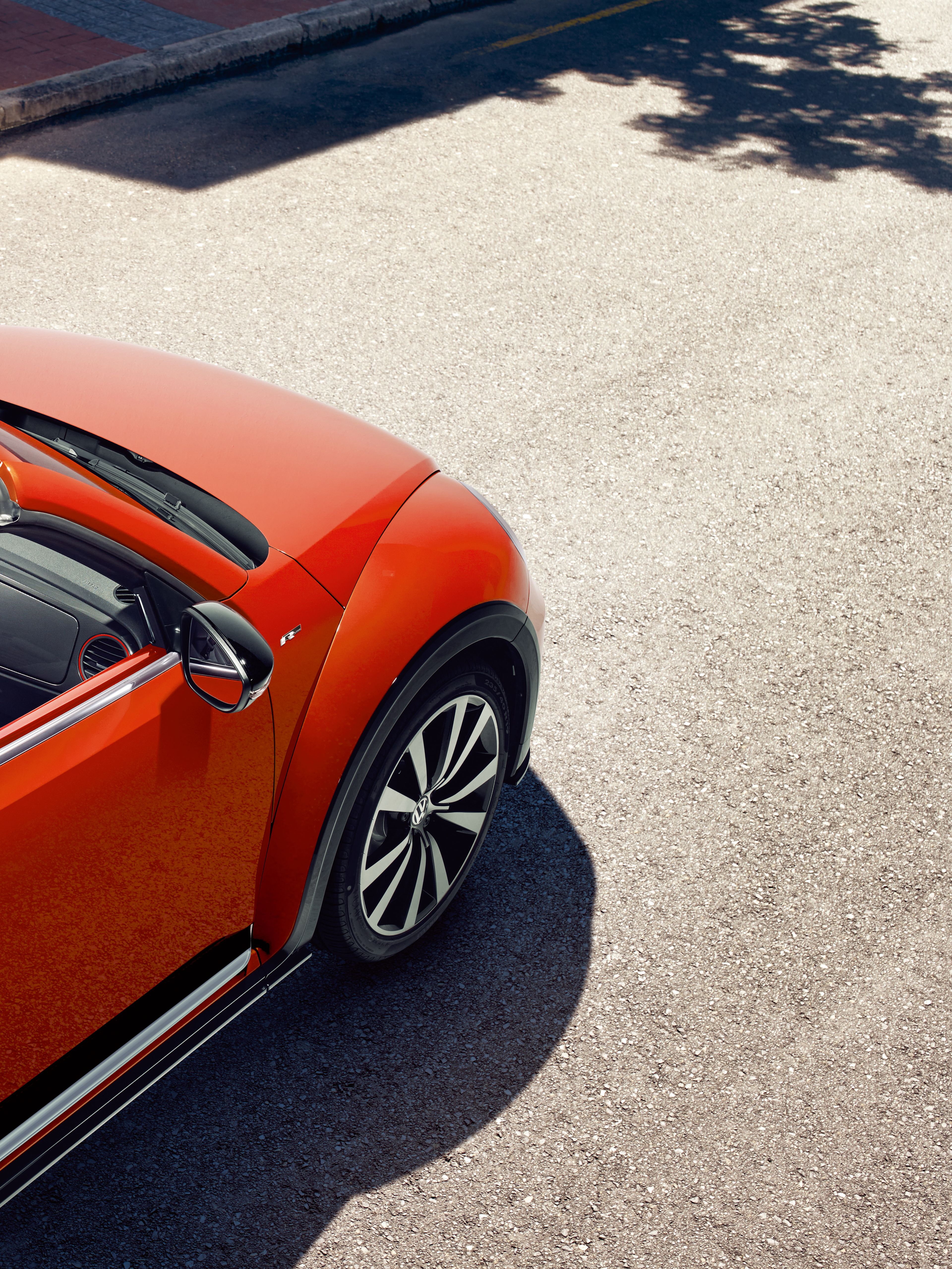 Отворен покрив и модерен интериор на оранжев Volkswagen Beetle Cabriolet, сниман отгоре
