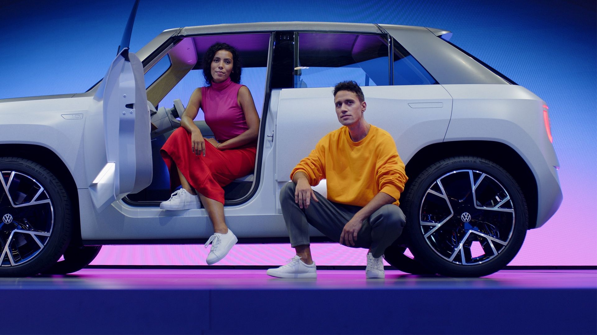 Жена и мъж във и до VW ID. LIFE