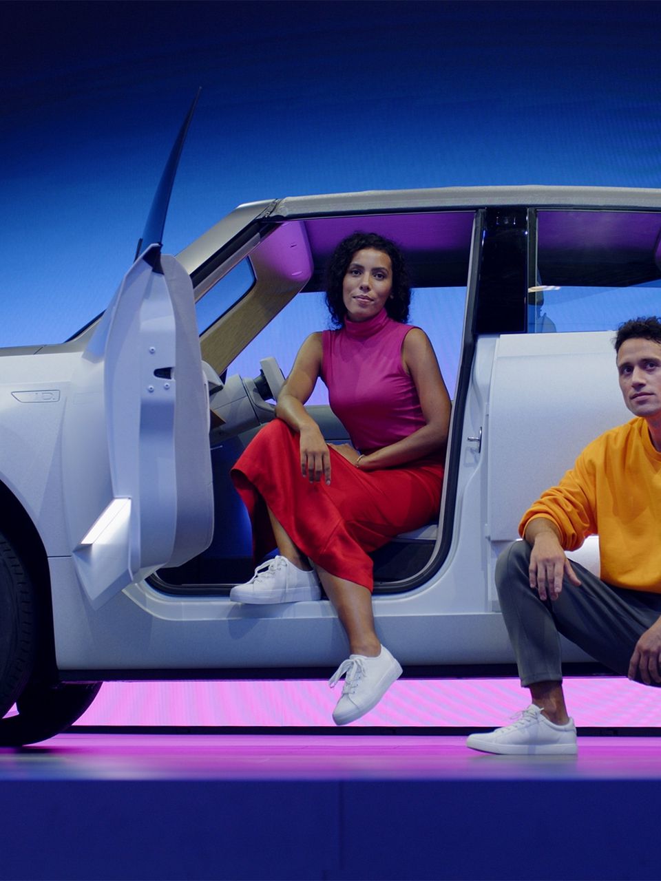 Жена и мъж във и до VW ID. LIFE