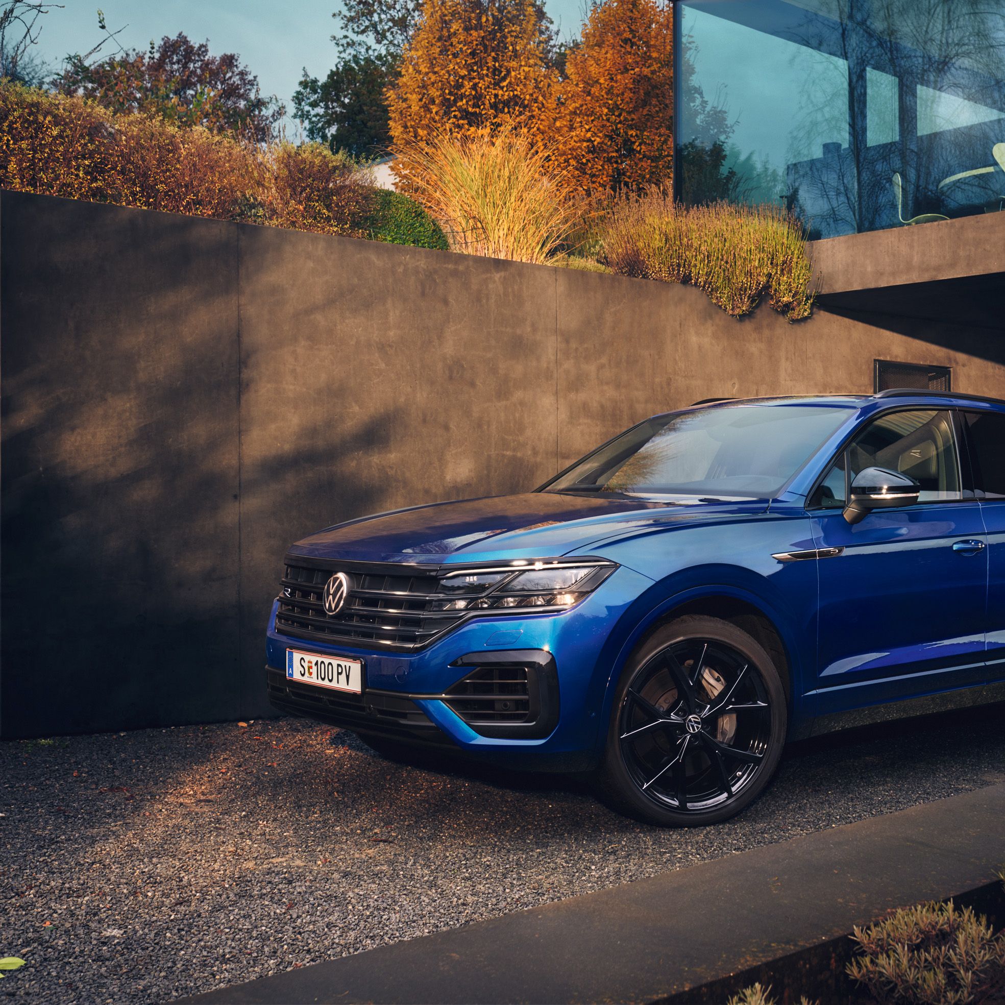 VW Touareg R, Seitenansicht,  in der Natur, Gebirge im Hintergrund