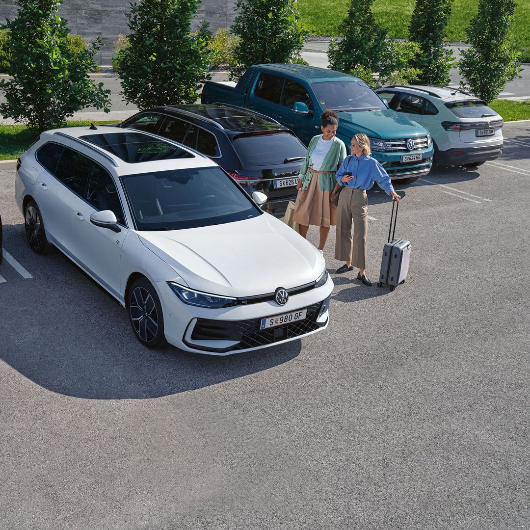 Бял Volkswagen Golf Variant паркиран до търговски обект