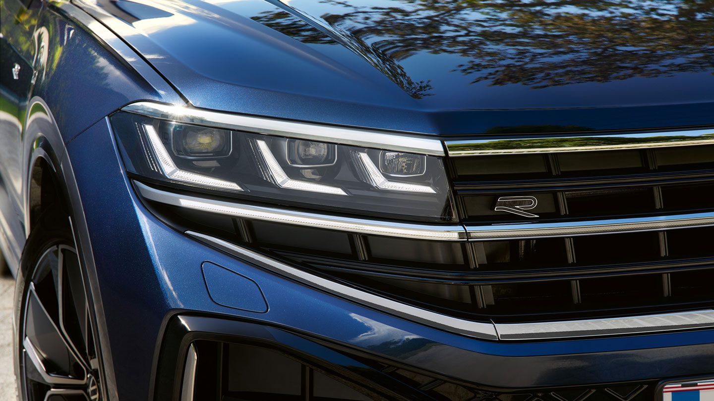 Подробен изглед на фар със система HD Matrix при VW Touareg R-Line.
