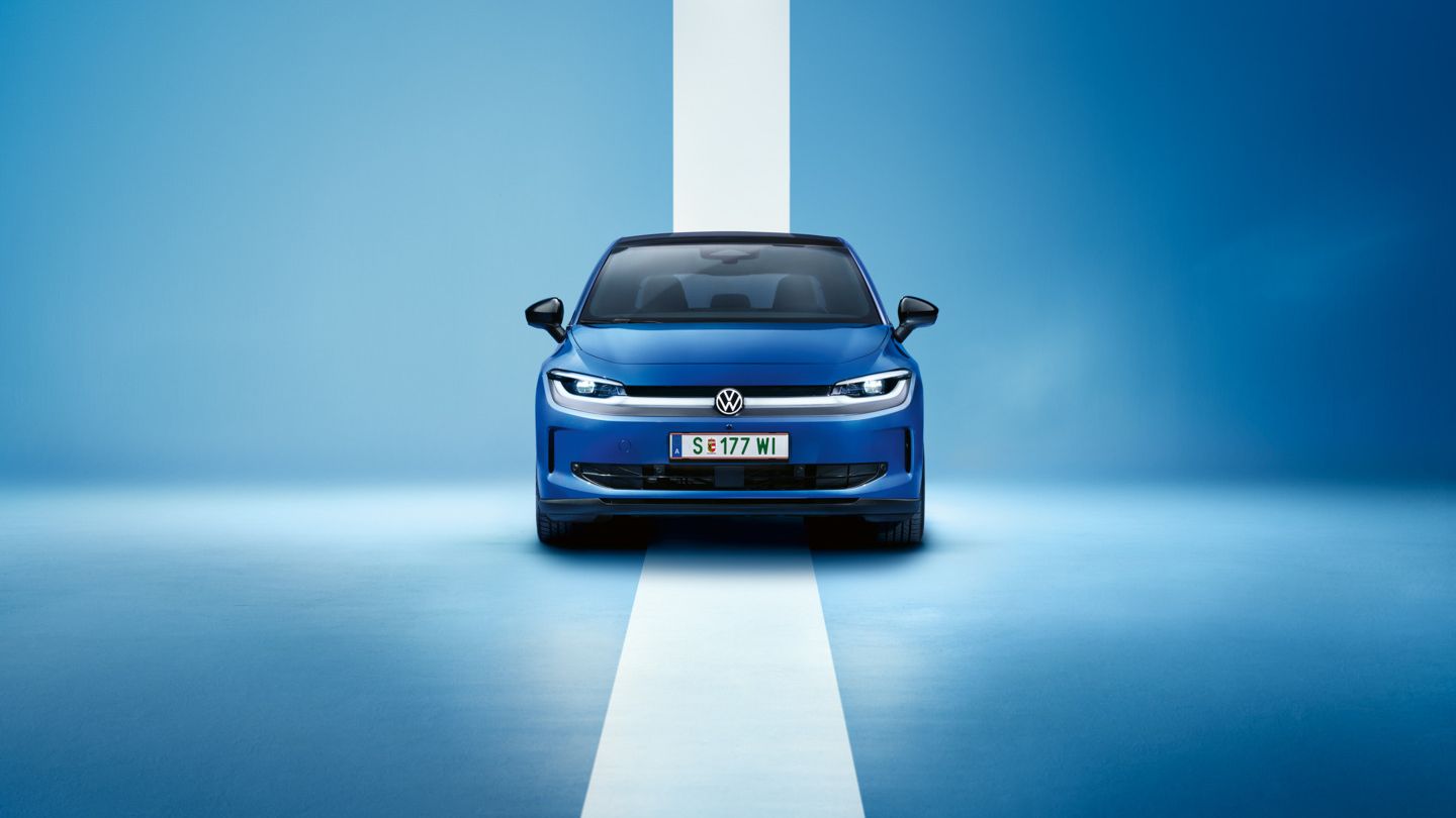 Изглед отпред на син VW ID. Поло стил на светлосин фон.