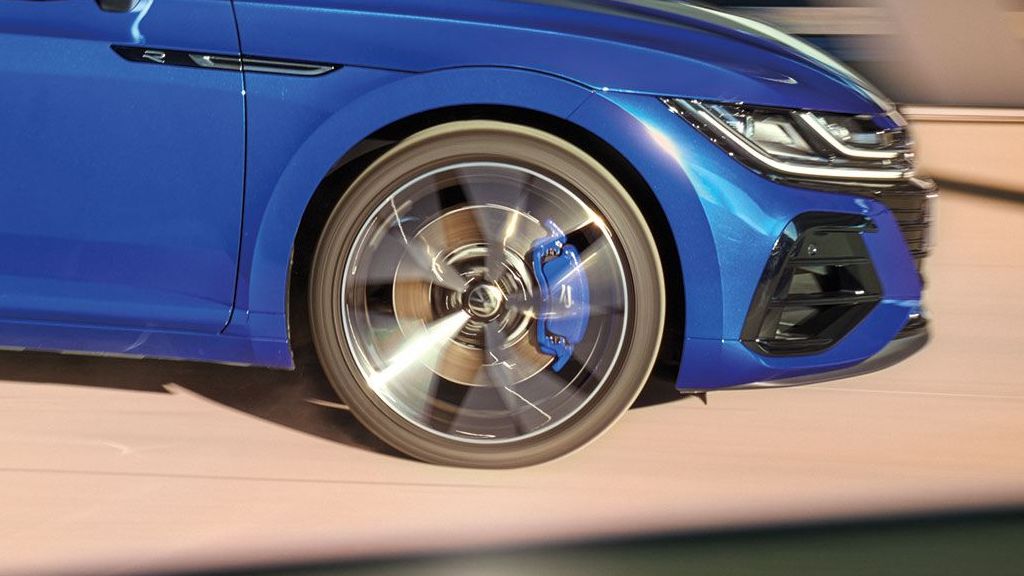 Син Volkswagen Arteon Shooting Brake R-Line в движение в закрит многоетажен паркинг