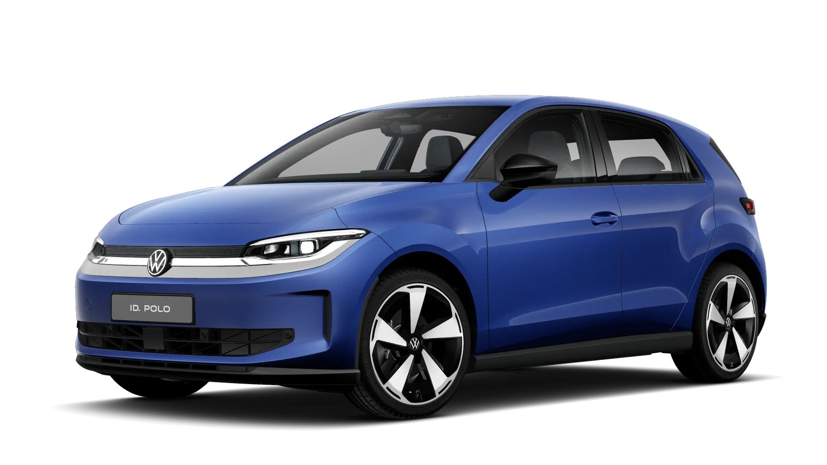 Син, модерен VW малък автомобил в наклонен преден изглед на черен фон. Автомобилът има тесни LED фарове, затворен преден дизайн и аеродинамични джанти. Регистрационният номер гласи "ID. POLO", което показва електрически модел.