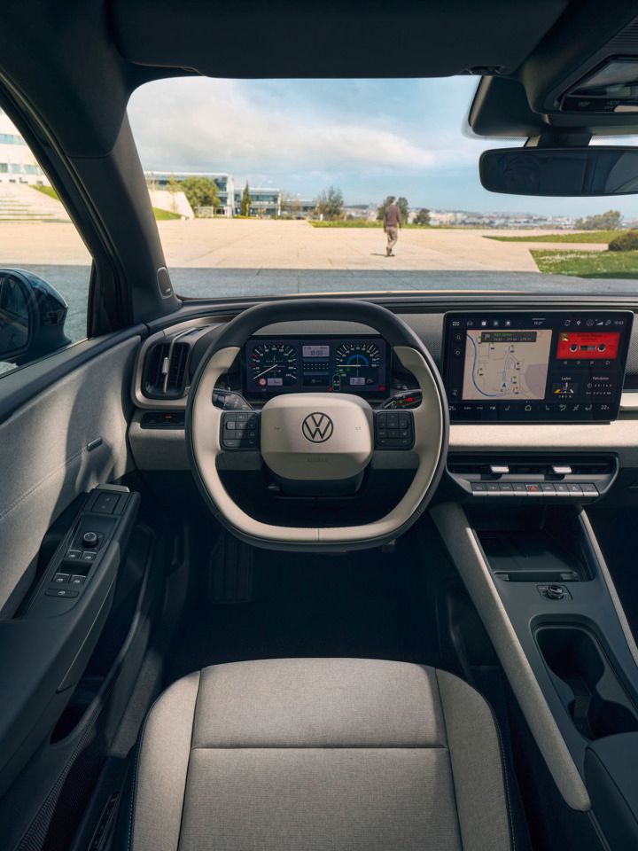 Кокпит на VW ID. Cross с многофункционален волан и инфотейнмънт система.