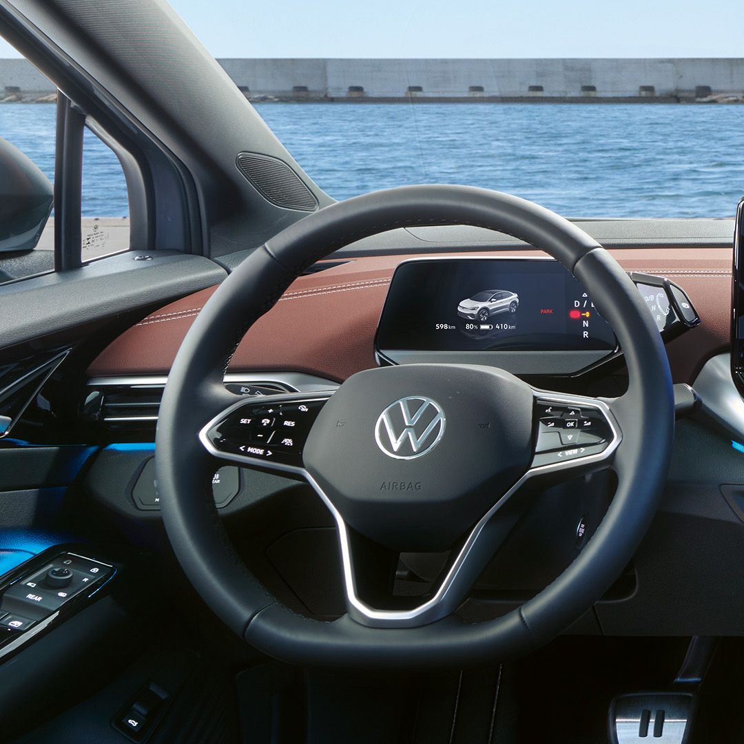 Digitales Cockpit des VW ID.5, Blick auf das Lenkrad und den Touchsreen, auf dem Display sieht man den In-Car Shop