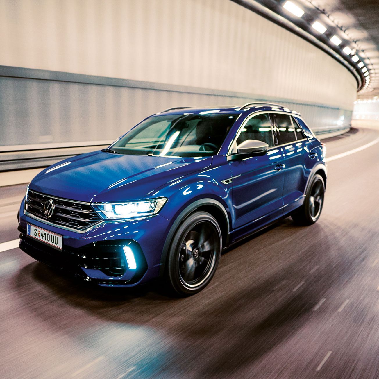 Син Volkswagen T-Roc R в динамично движение през осветен градски тунел
