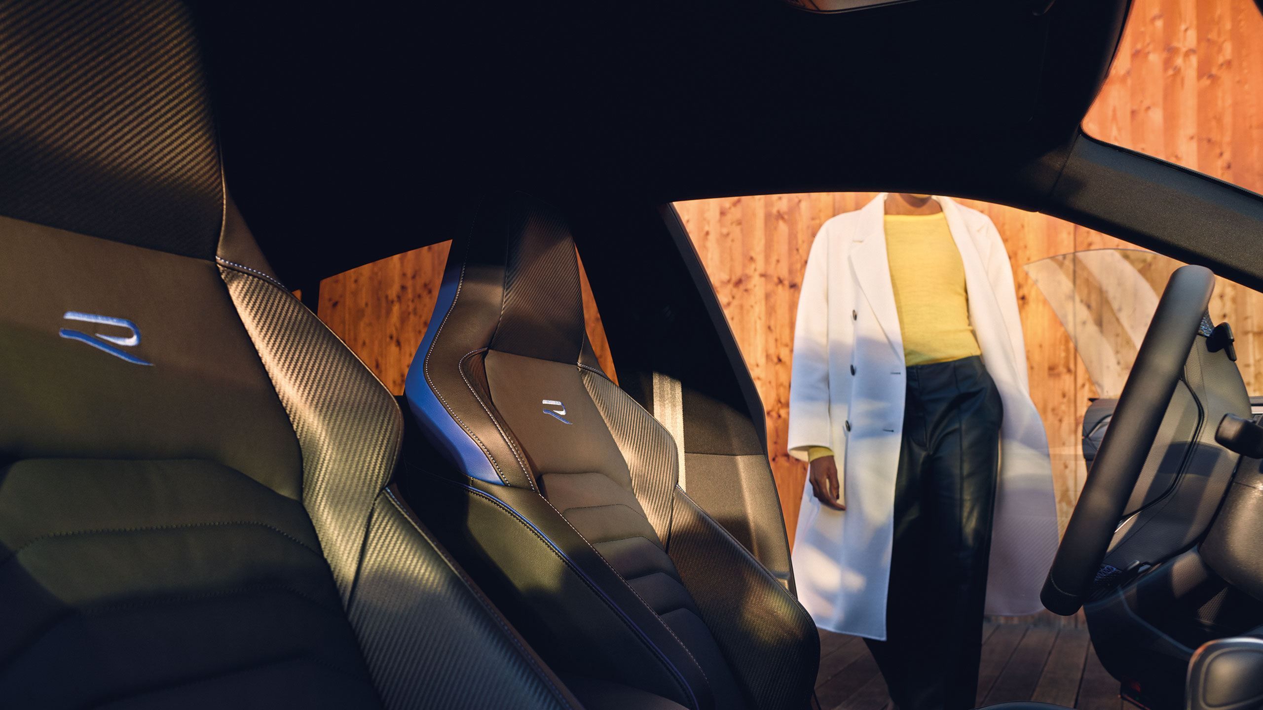 Интериор с спортни седалки R-Line и модерни детайли във Volkswagen Arteon Shooting Brake