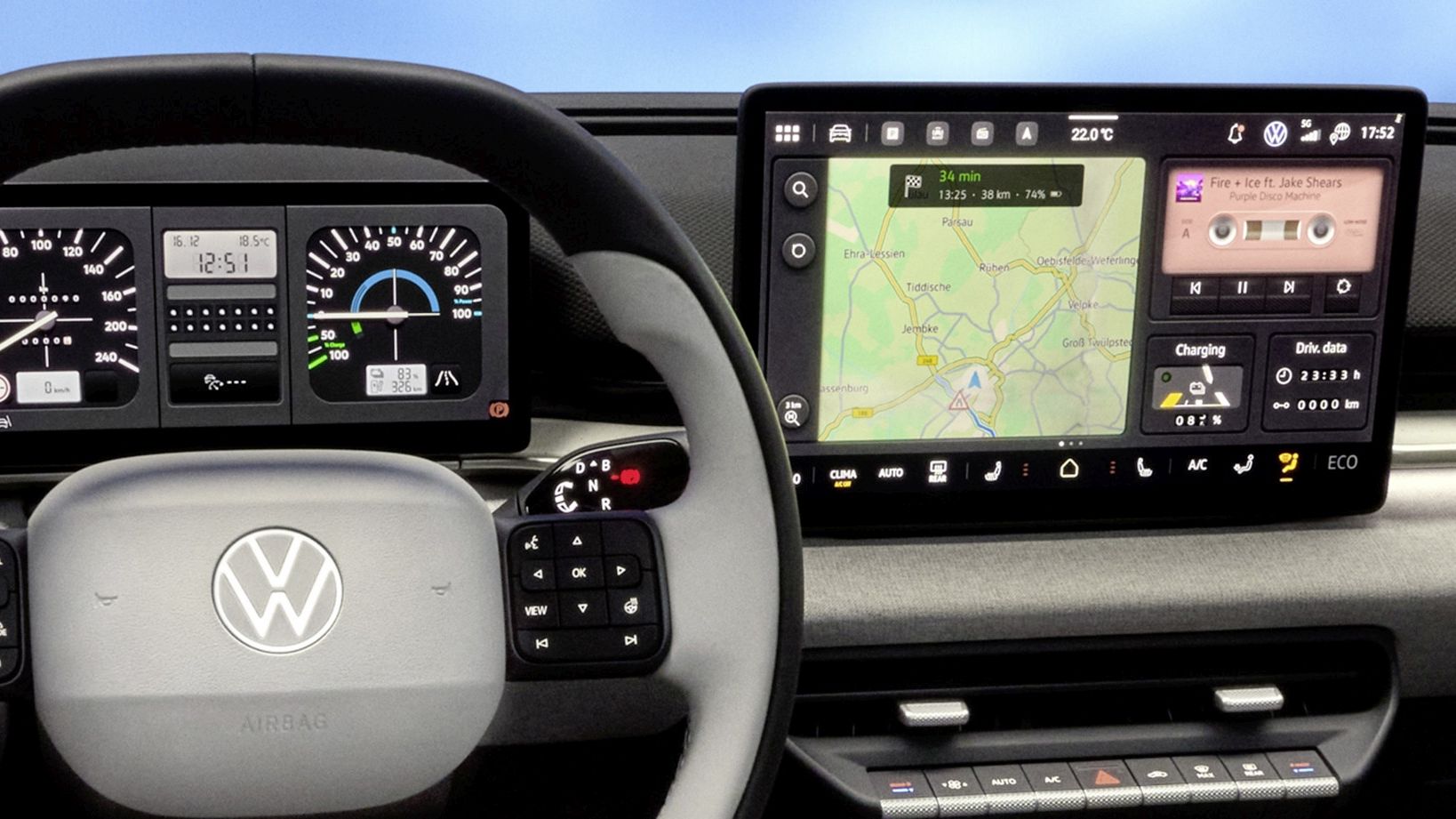 Вътре на автомобил с емблема на Volkswagen, показваща таблото и информационно-развлекателната система. Таблото съдържа показания за скорост, ниво на гориво и време. Информационно-развлекателната система показва навигация с карта и други функционалности като музика и климатичен контрол.