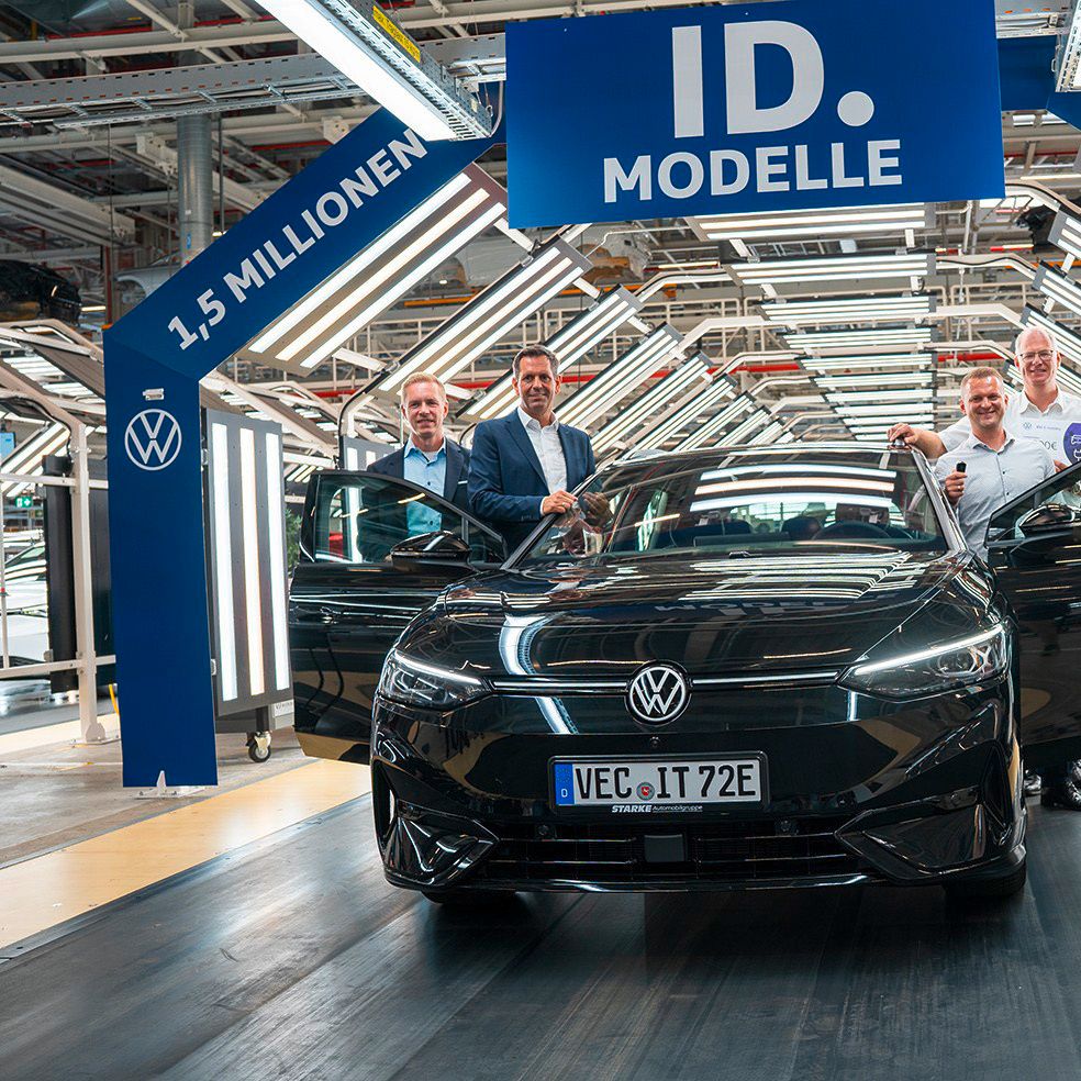 Производството на 1,5-милионния електромобил Volkswagen ID. завършва в завода, с екипа на марката до автомобила.
