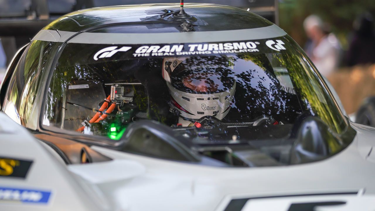 Ромен Дюма зад волана на Volkswagen ID.R в Goodwood Festival of Speed