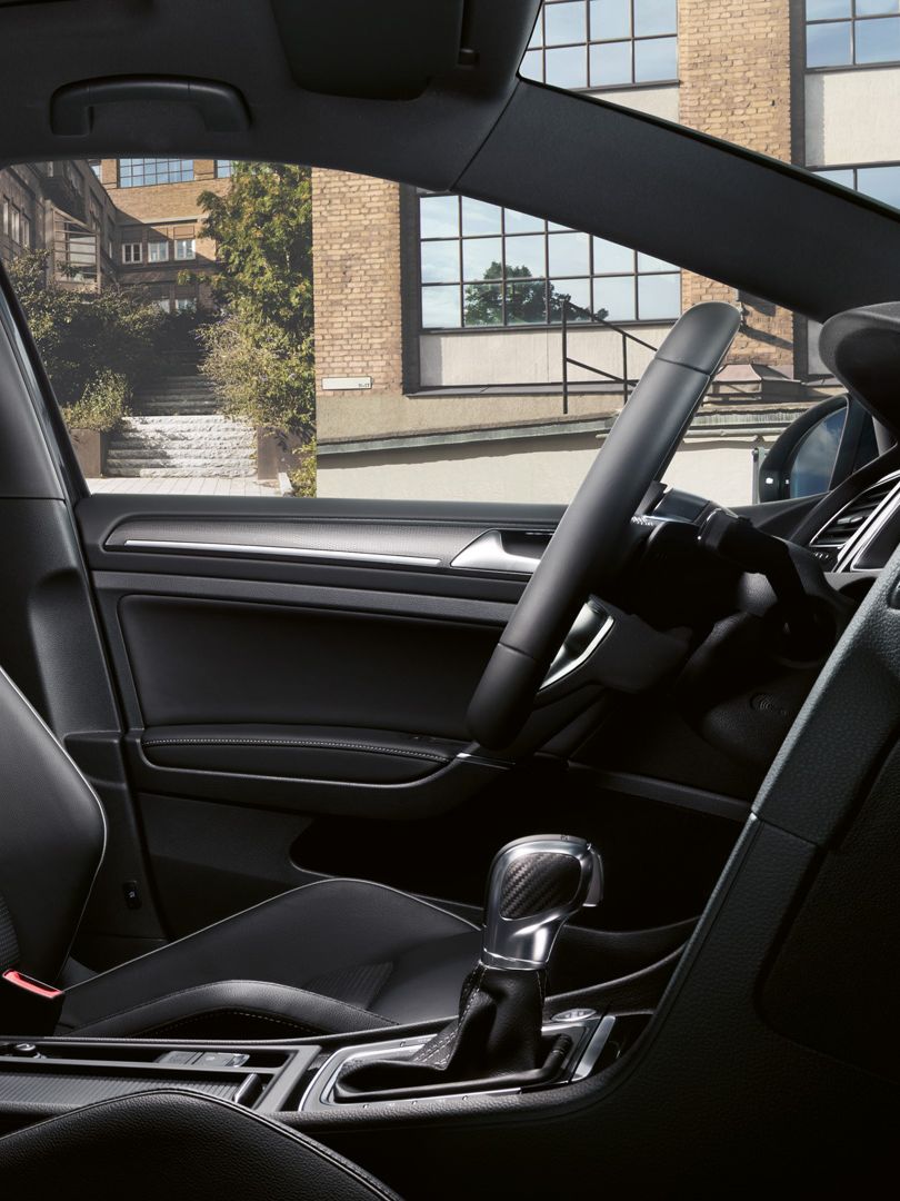 Просторен черен кожен интериор на Volkswagen Golf с модерен кокпит