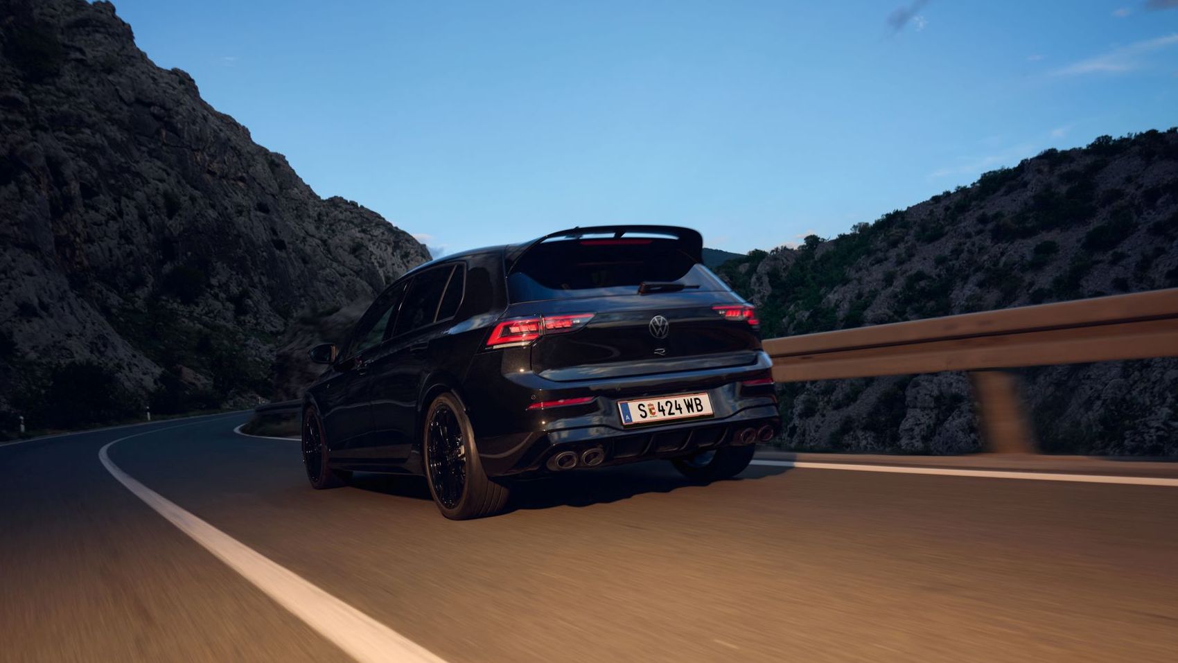 Golf R fährt auf einer Fahrstraße. 