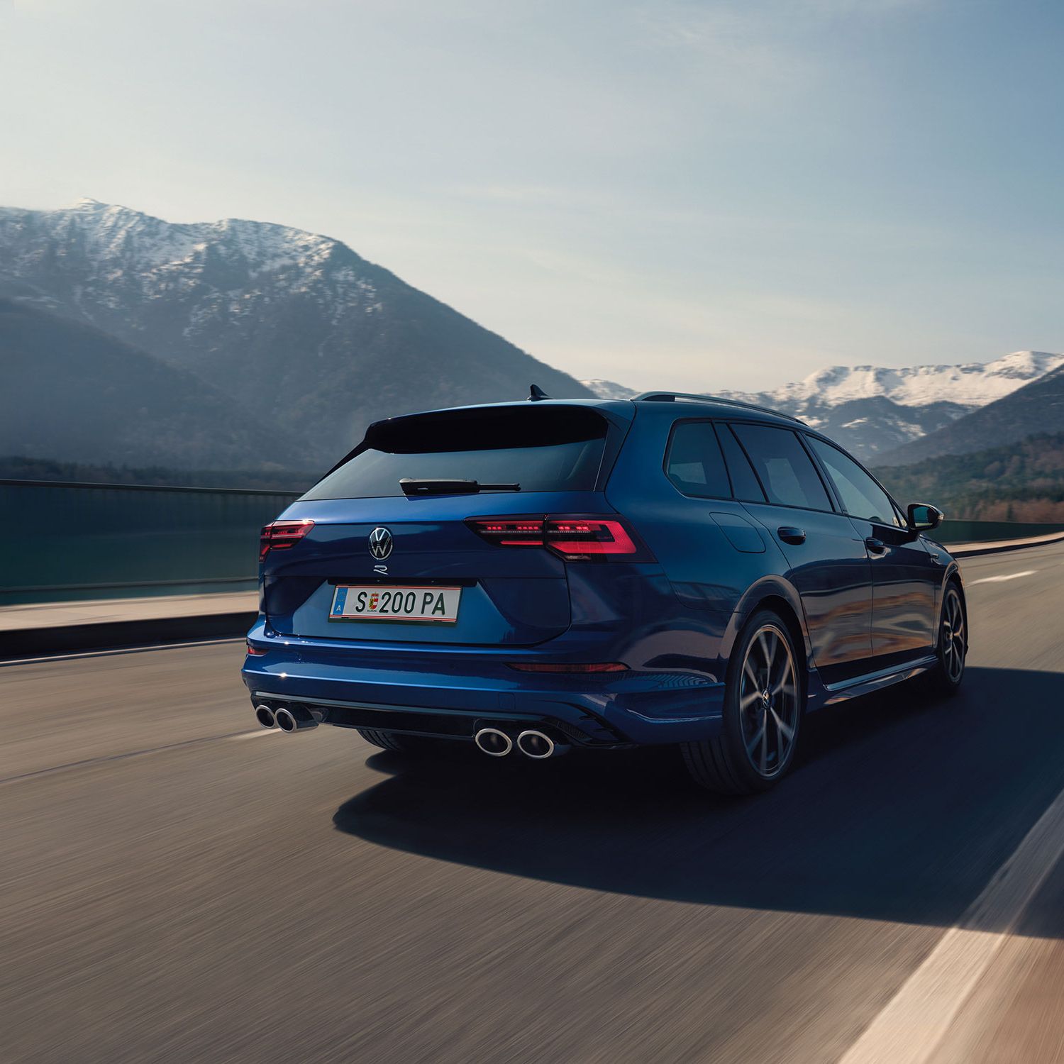 Задна част на син Volkswagen Golf Variant R в движение по планински път